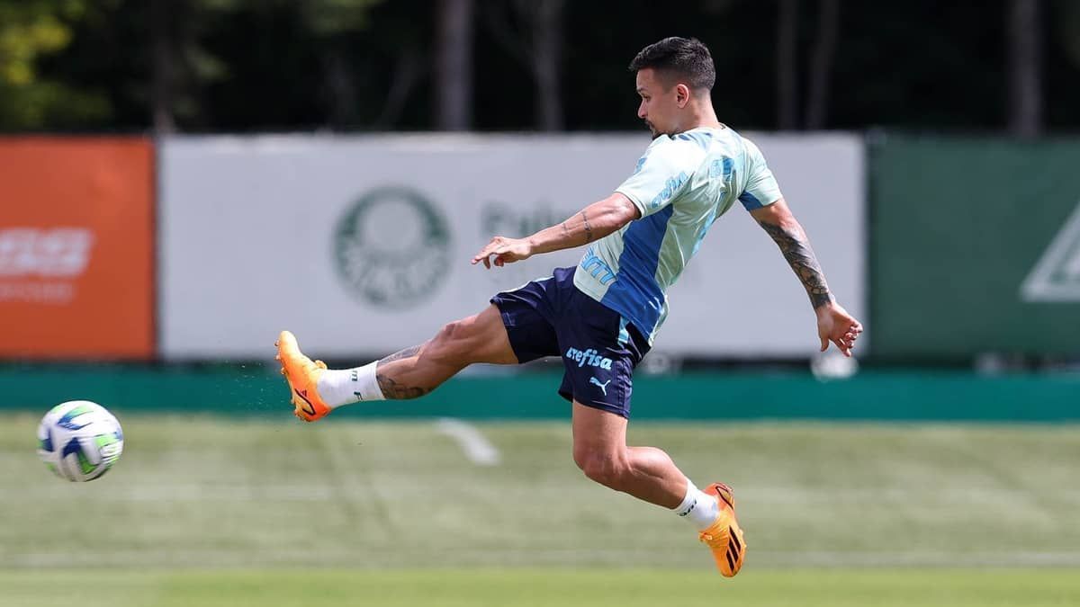 Atacante do Palmeiras projeta primeiro clássico contra o Corinthians