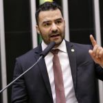 Justiça nega indenização pedida por Mamãe Falei a Boulos e diz que ex-deputado desrespeitou ucranianas