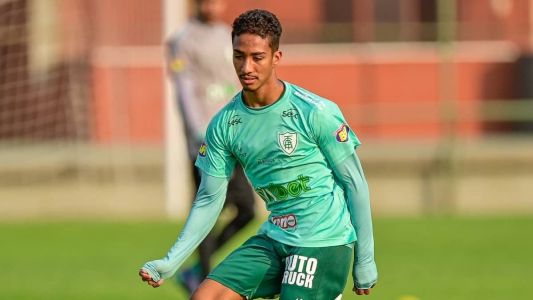 Arthur durante treinamento no Lanna Drumond, CT do América