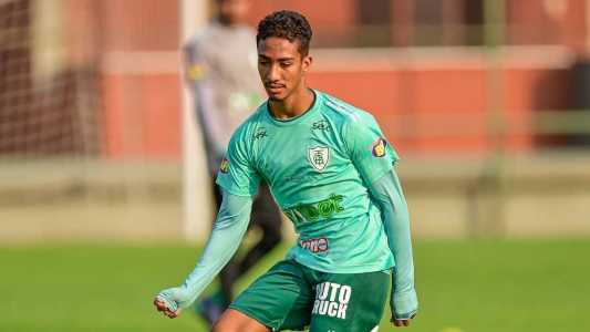 Arthur durante treinamento no Lanna Drumond, CT do América