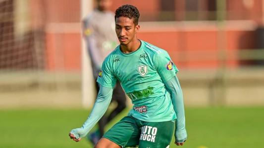 Arthur durante treinamento no Lanna Drumond, CT do América