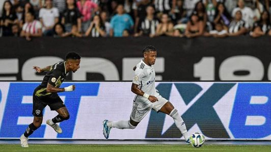 Arthur Gomes, do Cruzeiro, é marcado por volante Tchê Tchê, do Botafogo