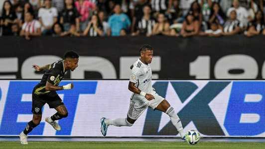 Arthur Gomes, do Cruzeiro, é marcado por volante Tchê Tchê, do Botafogo