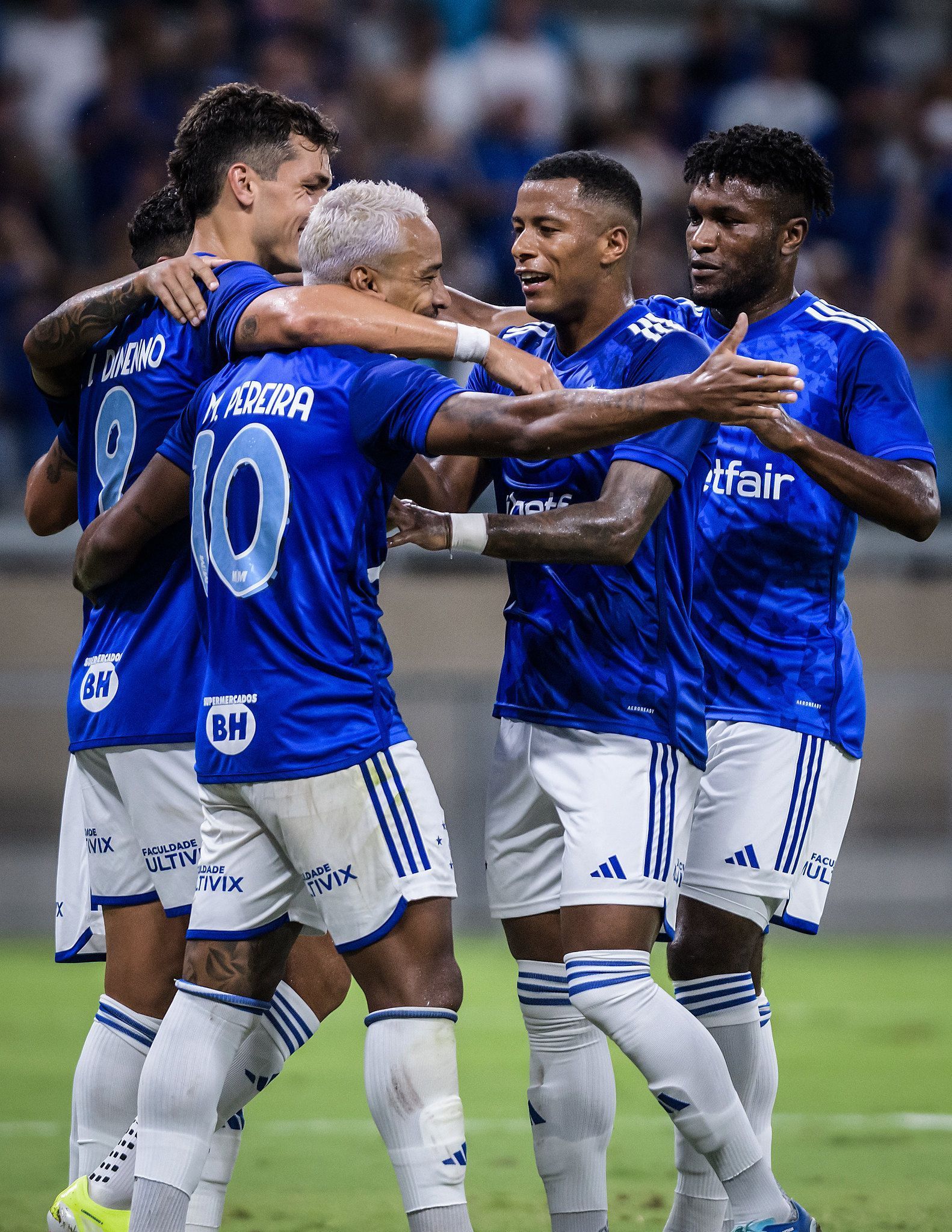 Atacante do Cruzeiro revela parceria com Matheus Pereira e cita cobranças de Larcamón