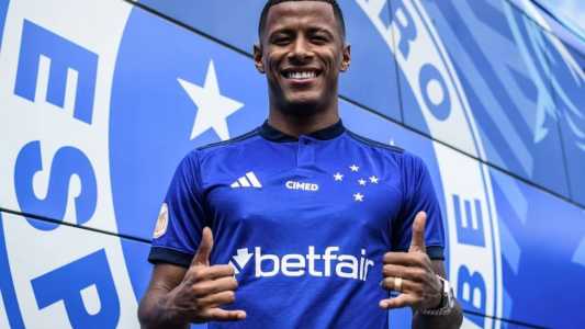 Arthur Gomes foi oficializado como reforço neste sábado (15)