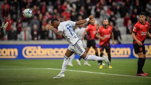 Arthur Gomes marcou dois gols na estreia contra o Athletico-PR, em Curitiba