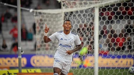 Arthur Gomes precisou de apenas sete minutos para marcar gol na estreia