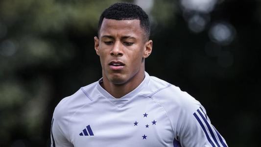 Arthur Gomes revelou que o Cruzeiro conseguiu convencê-lo em deixar a Europa para voltar ao Brasil