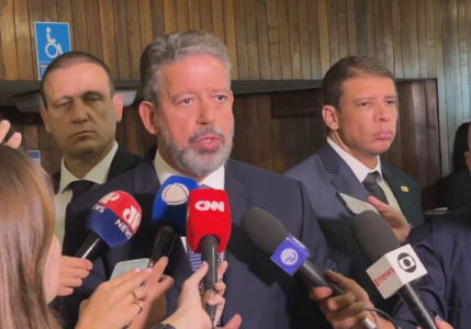 Lira vai formar um grupo de trabalho para dar andamento ao debate das fake news | CNN Brasil