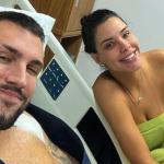 Arthur, do BBB 21, passa por cirurgia após lesão grave e recebe cuidados de ex-BBB mineira