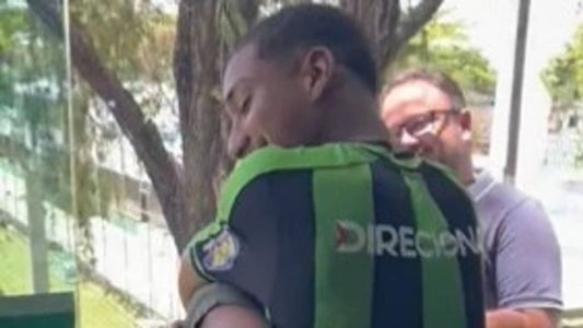 Arthur recebe abraços dos familiares no CT Lanna Drumond nesta sexta (3)