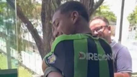 Arthur recebe abraços dos familiares no CT Lanna Drumond nesta sexta (3)