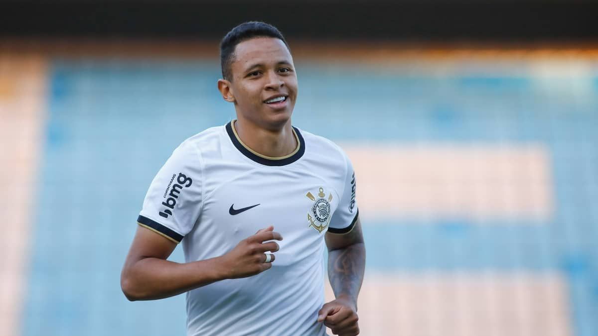 Corinthians e Bragantino avançam por troca de destaques da base