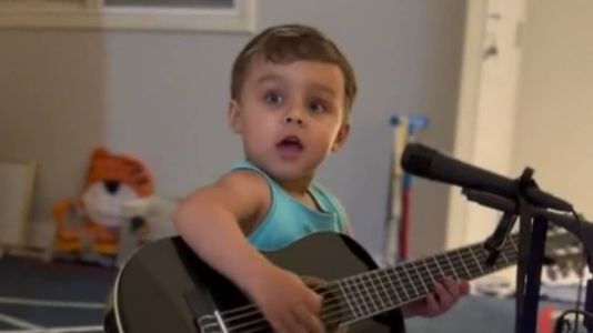 Arthur tem dois anos e é acostumado a tocar outras músicas