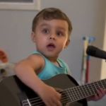 Vídeo: criança de dois anos toca ‘Anna Júlia’, do Los Hermanos, e viraliza no TikTok