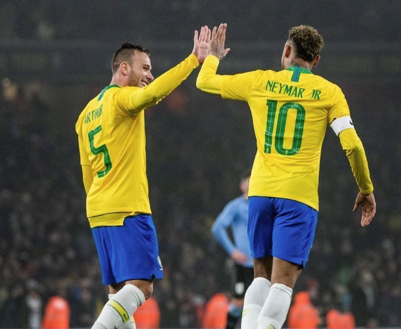 Após 'confirmar' Neymar, Santos estuda contratação de volante ex-Barcelona