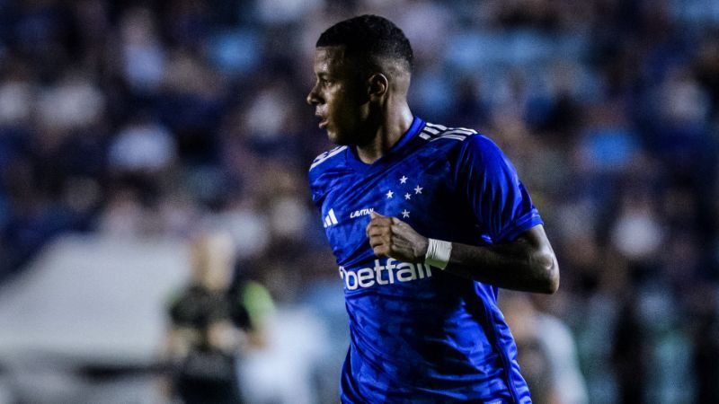 Arthur Gomes ganha sequência no Cruzeiro e alcança feito único no elenco