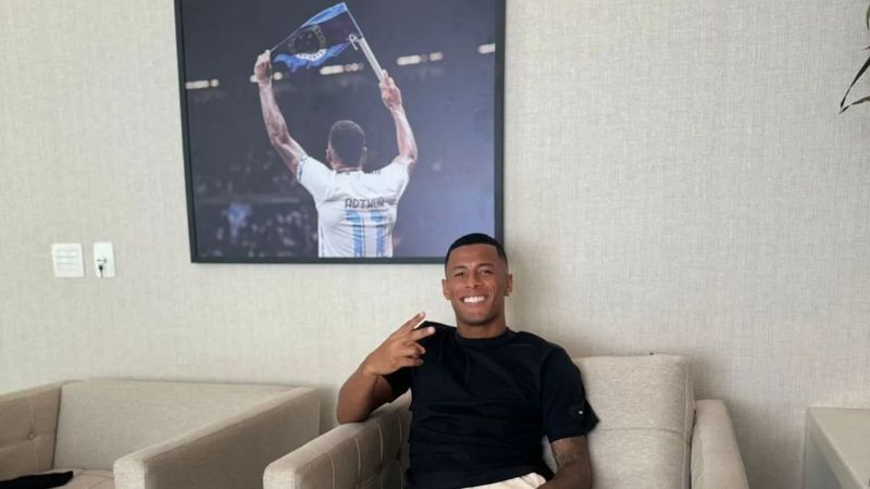 Em alta, atacante emoldura foto pelo Cruzeiro e coloca na sala de casa