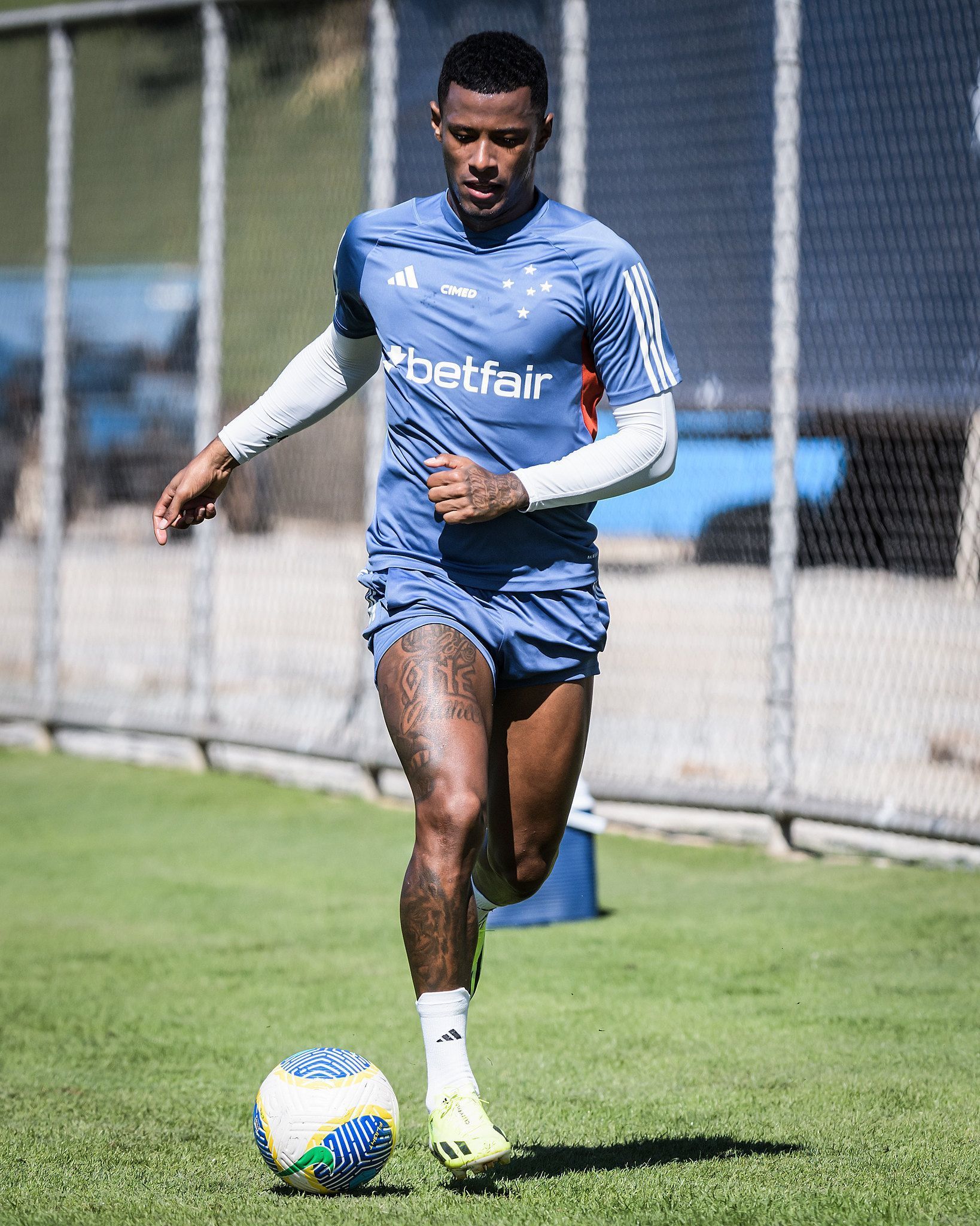 Arthur Gomes sente lesão e deve desfalcar Cruzeiro contra o Cuiabá