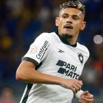 Botafogo: Tiquinho Soares sofre entorse no joelho e vira dúvida na Sul-Americana