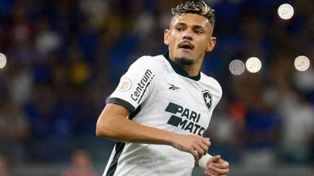 Artilheiro do Brasileirão, Tiquinho Soares sofreu lesão em jogo contra o Cruzeiro