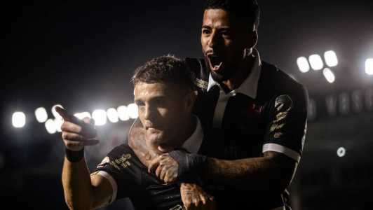 Artilheiro do Vasco, Pablo Veggeti (esquerda) em comemoração de gol