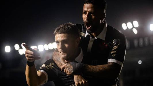 Artilheiro do Vasco, Pablo Veggeti (esquerda) em comemoração de gol