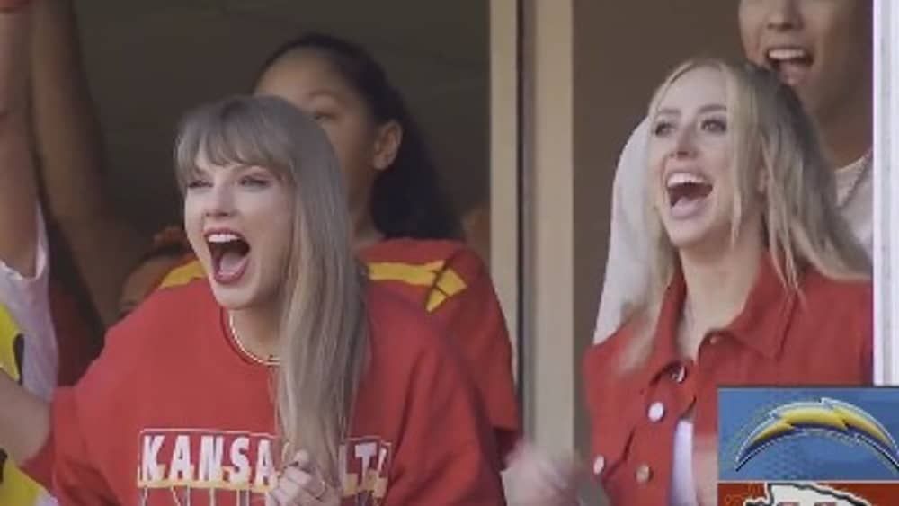 Taylor Swift e esposa de astro da NFL comemoram touchdown de forma inusitada