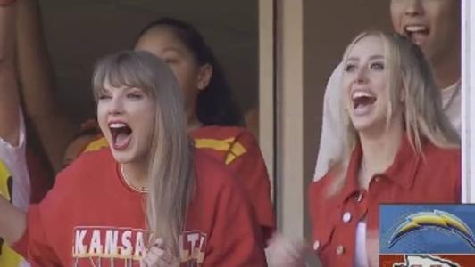 Artista e esposa de Patrick Mahomes assistiram ao jogo juntas