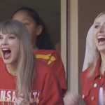 Taylor Swift e esposa de astro da NFL comemoram touchdown de forma inusitada
