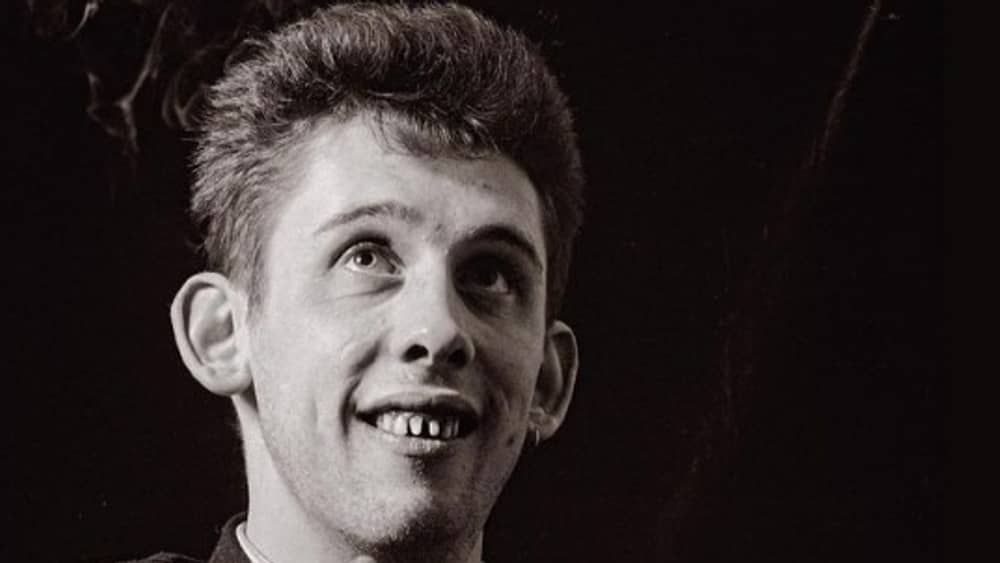 Morre Shane MacGowan, vocalista da banda 'The Pogues', aos 65 anos 