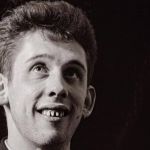 Morre Shane MacGowan, vocalista da banda 'The Pogues', aos 65 anos 