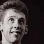 Morre Shane MacGowan, vocalista da banda 'The Pogues', aos 65 anos