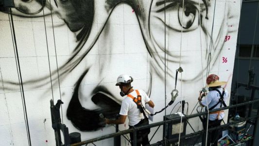 Artista prepara mural em homenagem a Drummond