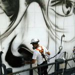 Kobra prepara mural de 32 metros em homenagem a Carlos Drummond de Andrade em Itabira
