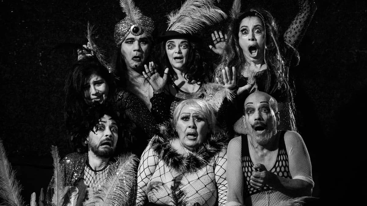 'Cabaré Coragem', do Grupo Galpão, busca redimir a vida através da arte 