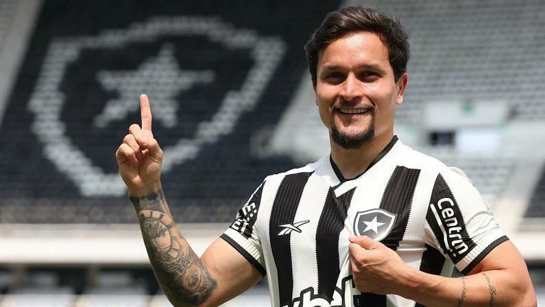 Artur é regularizado e pode estrear pelo Botafogo na Supercopa do Brasil