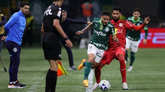 Artur, meia-atacante do Palmeiras, marcou o gol do Palmeiras no empate por 1 a 1 com o RB Bragantino