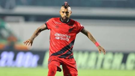 Arturo Vidal, do Athletico, causou polêmica após comentário sobre goleiro
