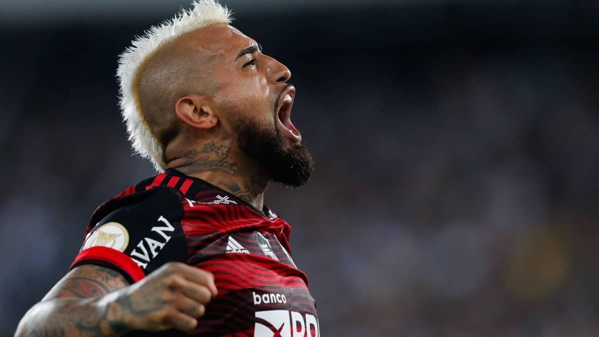 Flamengo anuncia rescisão de contrato de Vidal