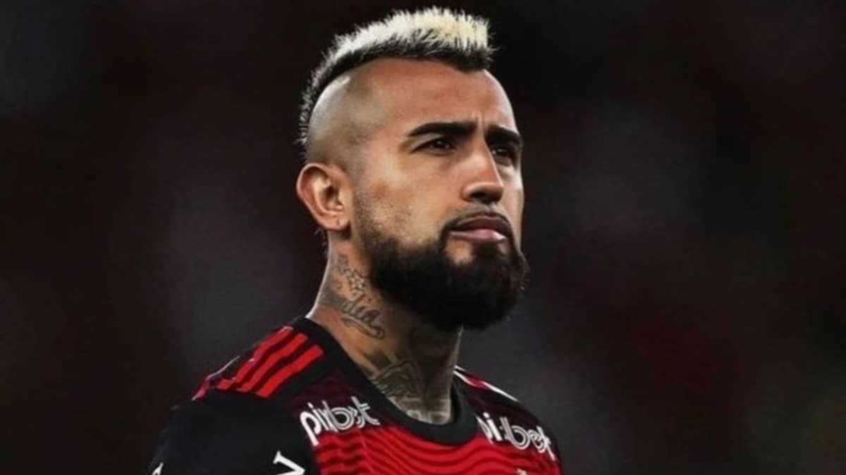 Flamengo: Vidal pede desculpas por arremessar chuteiras no banco de reservas