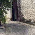 Homem dorme na calçada por causa do calor e é atacado a facadas na porta de casa, em BH