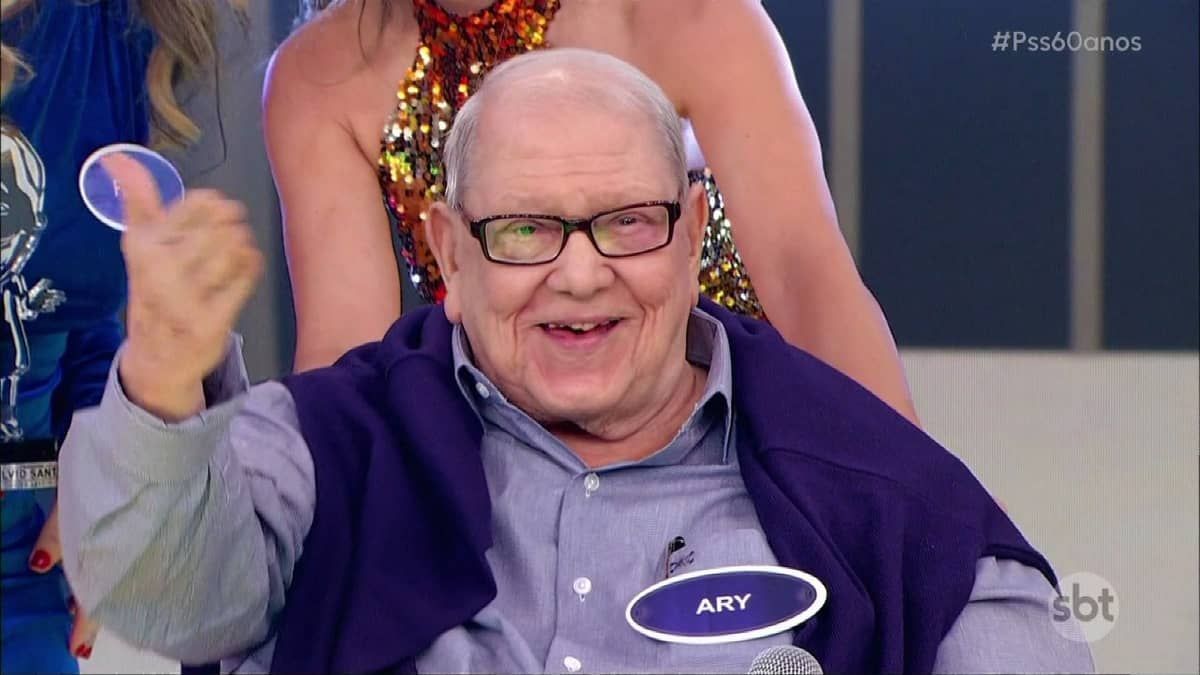 Ary Toledo aparece de cadeira de rodas em especial do Programa Silvio Santos; entenda o porquê