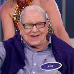Ary Toledo aparece de cadeira de rodas em especial do Programa Silvio Santos; entenda o porquê