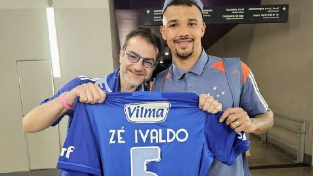 Narrador ganha camisa de jogador do Cruzeiro e se declara: 'Fã número 1'
