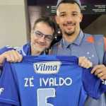 Narrador ganha camisa de jogador do Cruzeiro e se declara: 'Fã número 1'