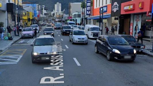 As agressões aconteceram dentro do carro da vítima, na rua Assis de Figueiredo, nessa terça-feira (25)