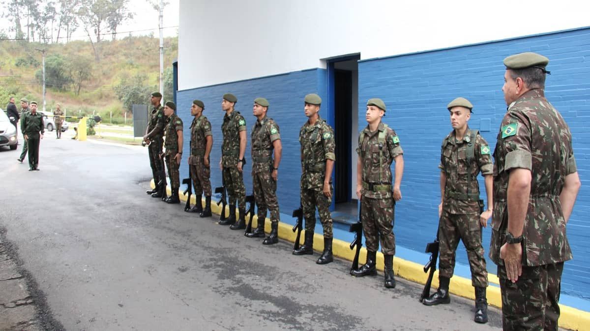 21 metralhadoras do arsenal de guerra do exército brasileiro são furtadas no interior de SP