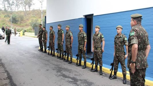 As armas foram separadas para manutenção.