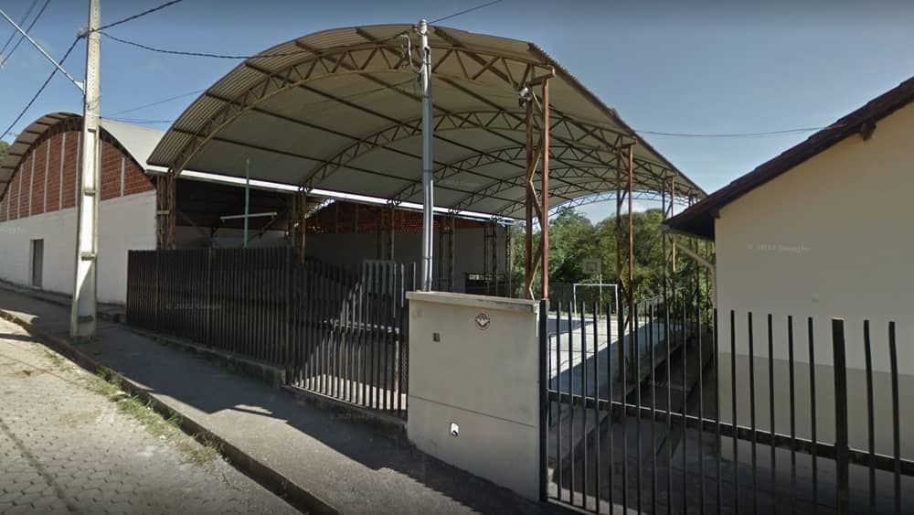 Quarta cidade de Minas anuncia suspensão de aulas e desinfecção de escola
